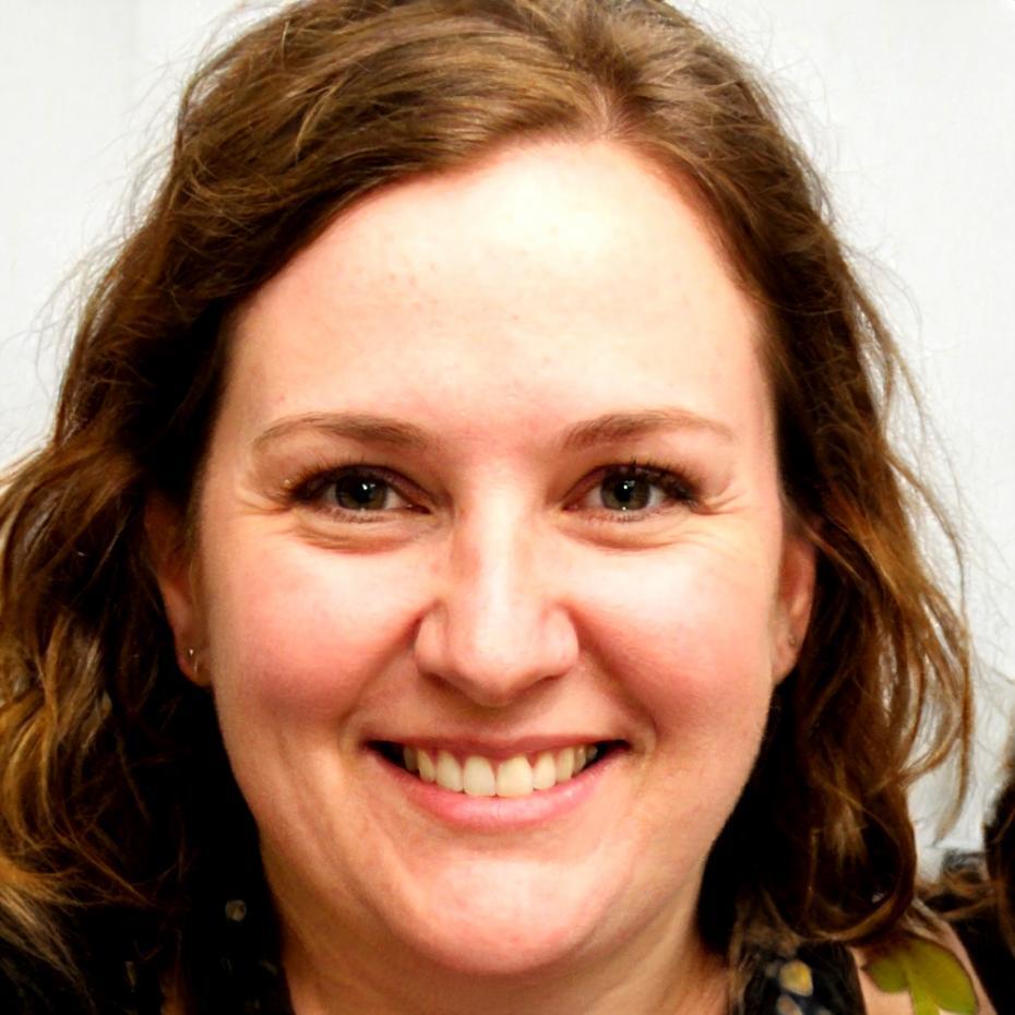 Siriporn Kaewklang, Senior Financial Analyst